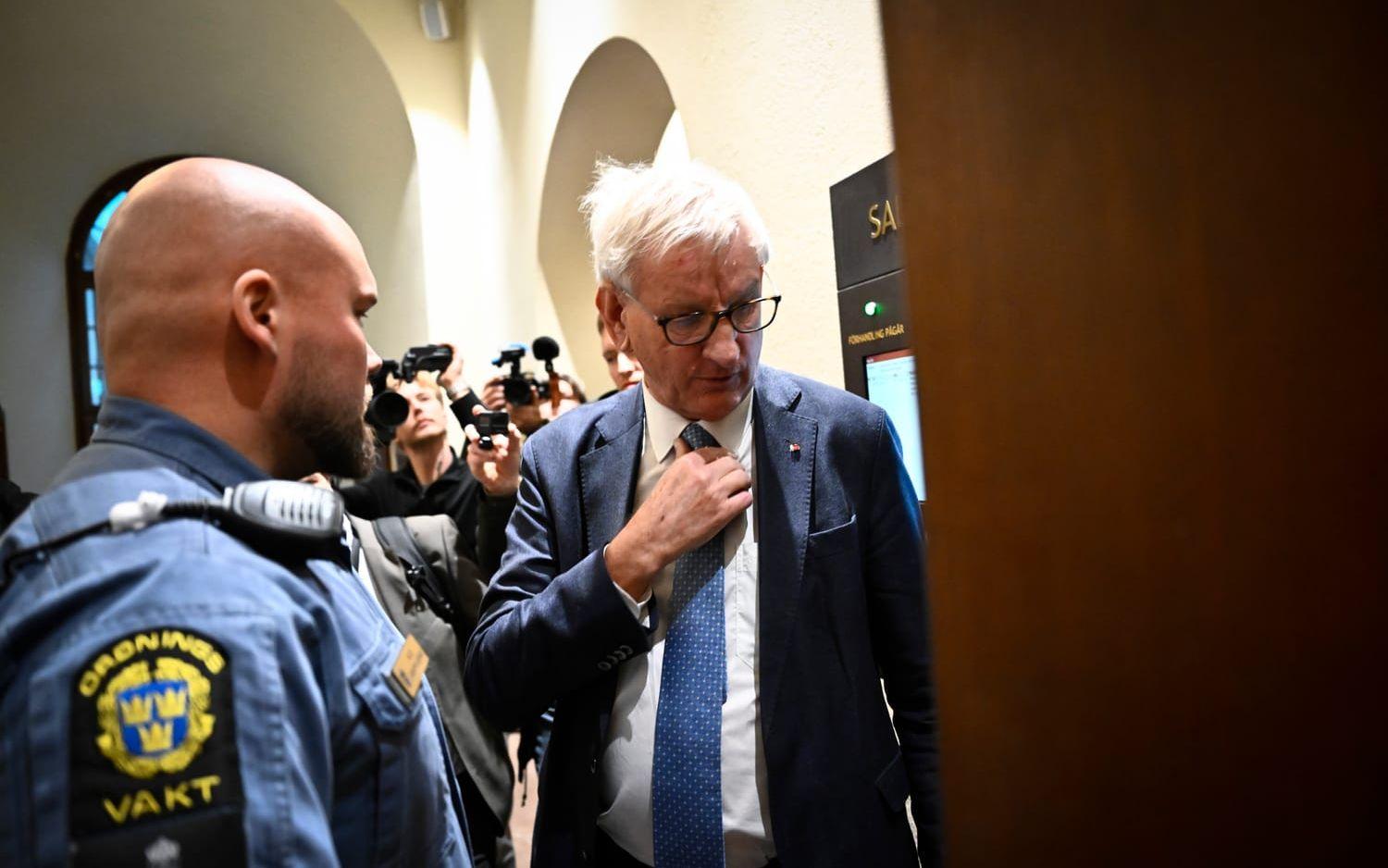 Carl Bildt på väg in i rättssalen i Stockholms tingsrätt på torsdagen.