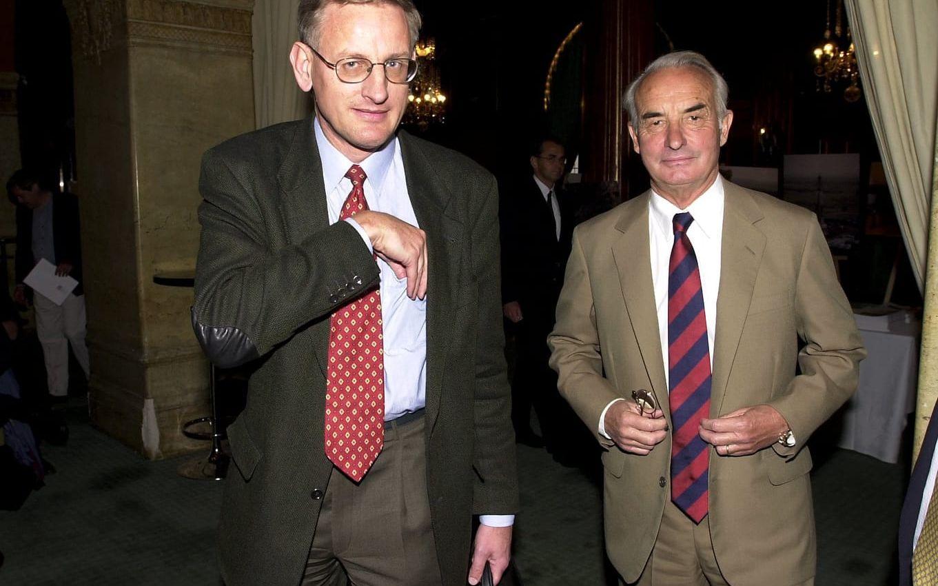 Lundin Oils grundare Adolf Lundin och Carl Bildt, tidigare statsminister och då styrelseledamot i bolaget, på väg in till bolagsstämma på Grand Hotel i Stockholm i maj 2001. 