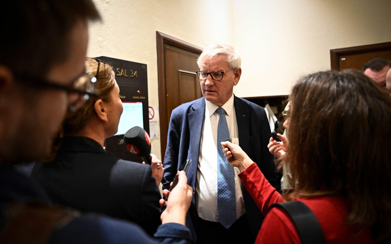 Carl Bildt intervjuas av journalister utanför rättssalen i Stockholms tingsrätt på torsdagen.