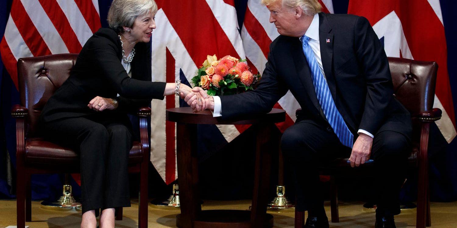 USA.s president Donald Trump skakar hand med Storbritanniens Theresa May i samband med de bådas överläggningar som hålls i anslutning till FN:s generalförsamling i New York.