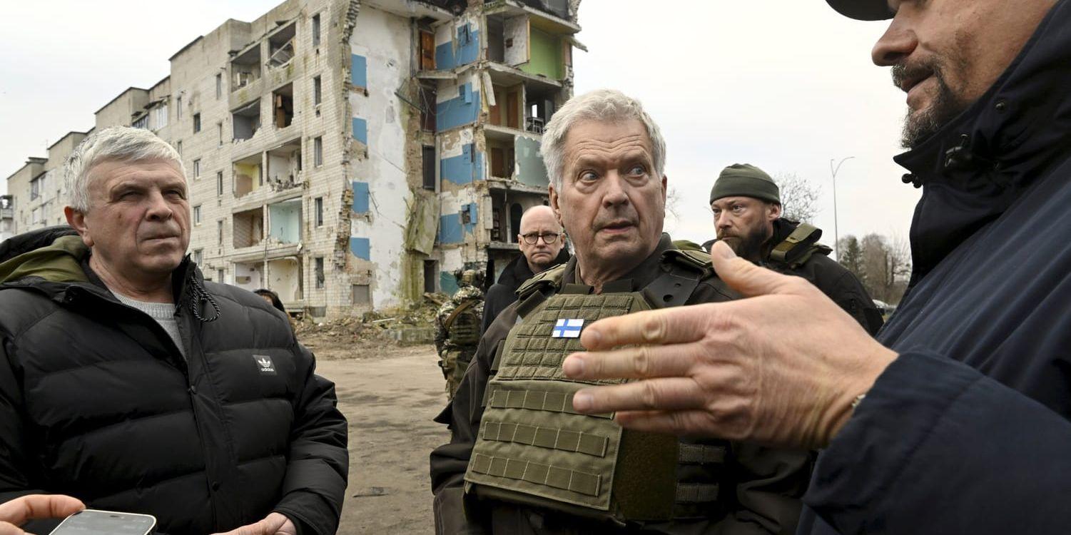 Finlands president Sauli Niinistö bland ruiner i Borodjanka nordväst om Kiev.