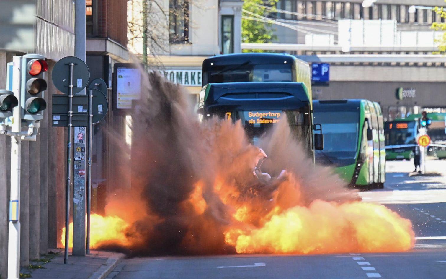 Bombtekniker genomför en kontrollerad detonation av den misstänkta handgranaten.