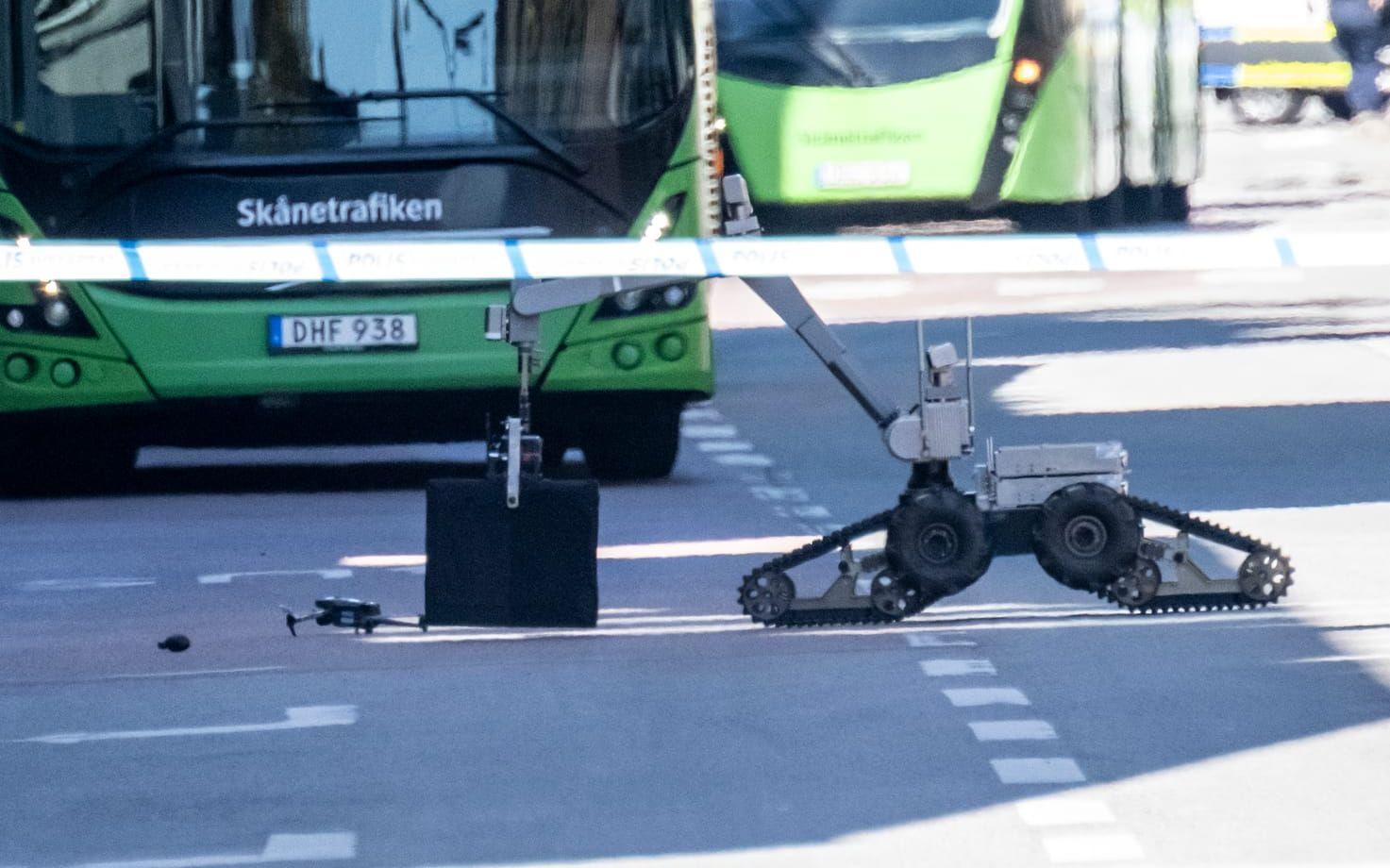 En bombrobot på plats för att röntga den misstänkta handgranaten som ligger i bussfilen på Amiralsgatan i centrala Malmö på fredagen.
