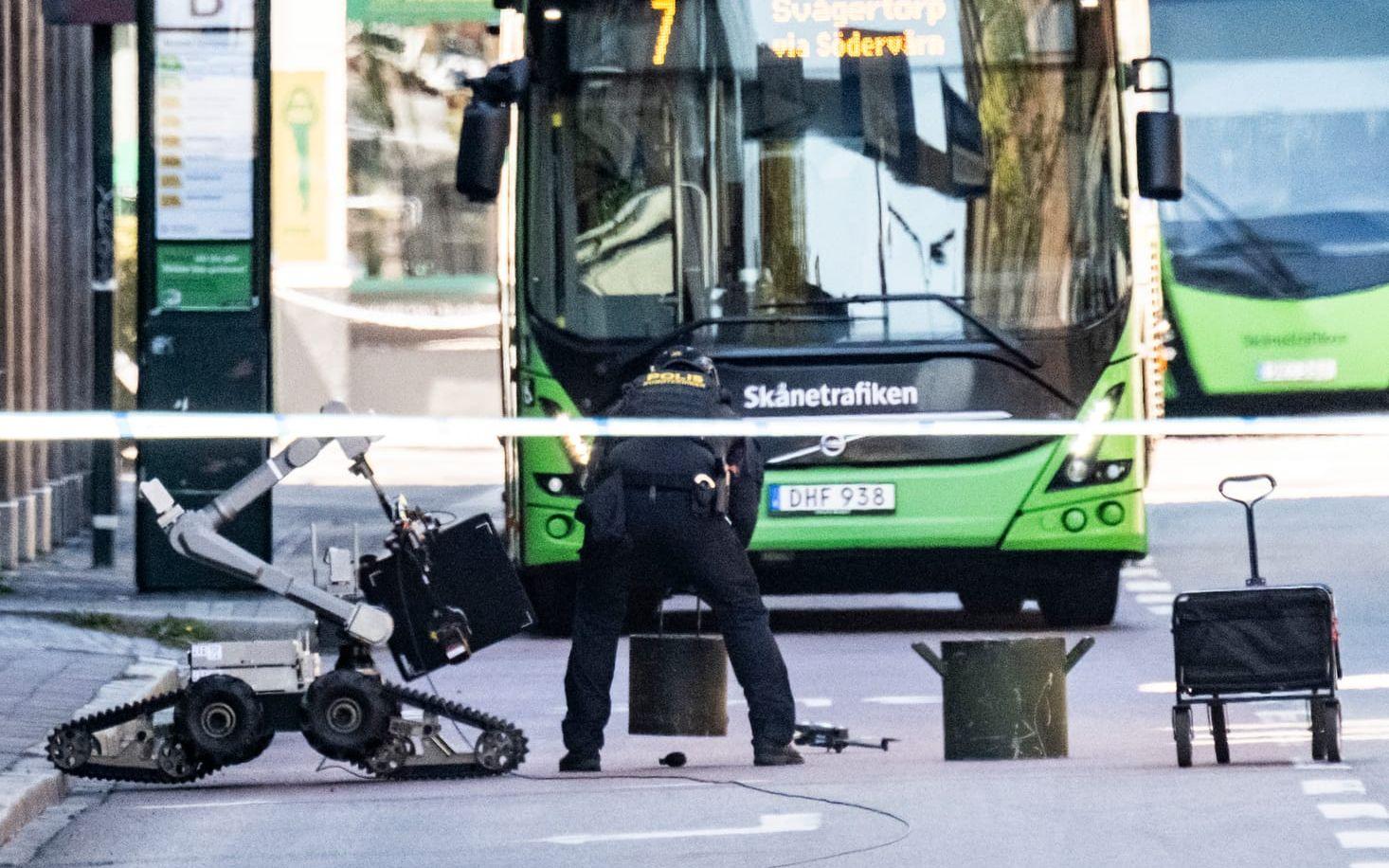 Tekniker och en bombrobot på plats vid den misstänkta handgranaten i bussfilen på Amiralsgatan i centrala Malmö.