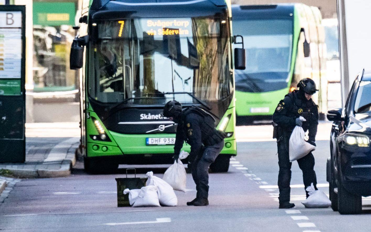 Bombtekniker placerar sandsäckar runt det misstänkta föremålet.