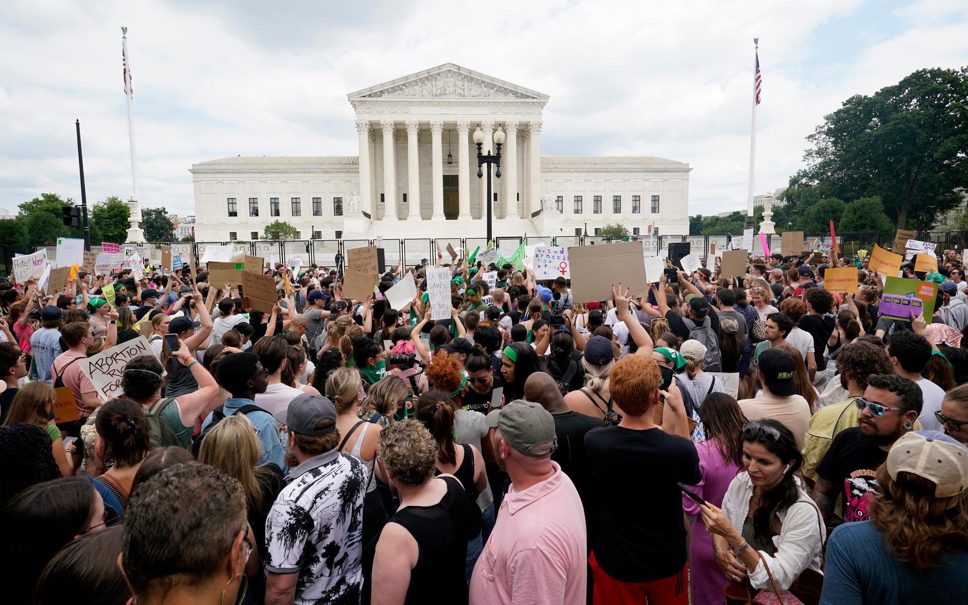 Utanför Vita huset i Washington DC samlades folk för att protestera redan under fredagen. 