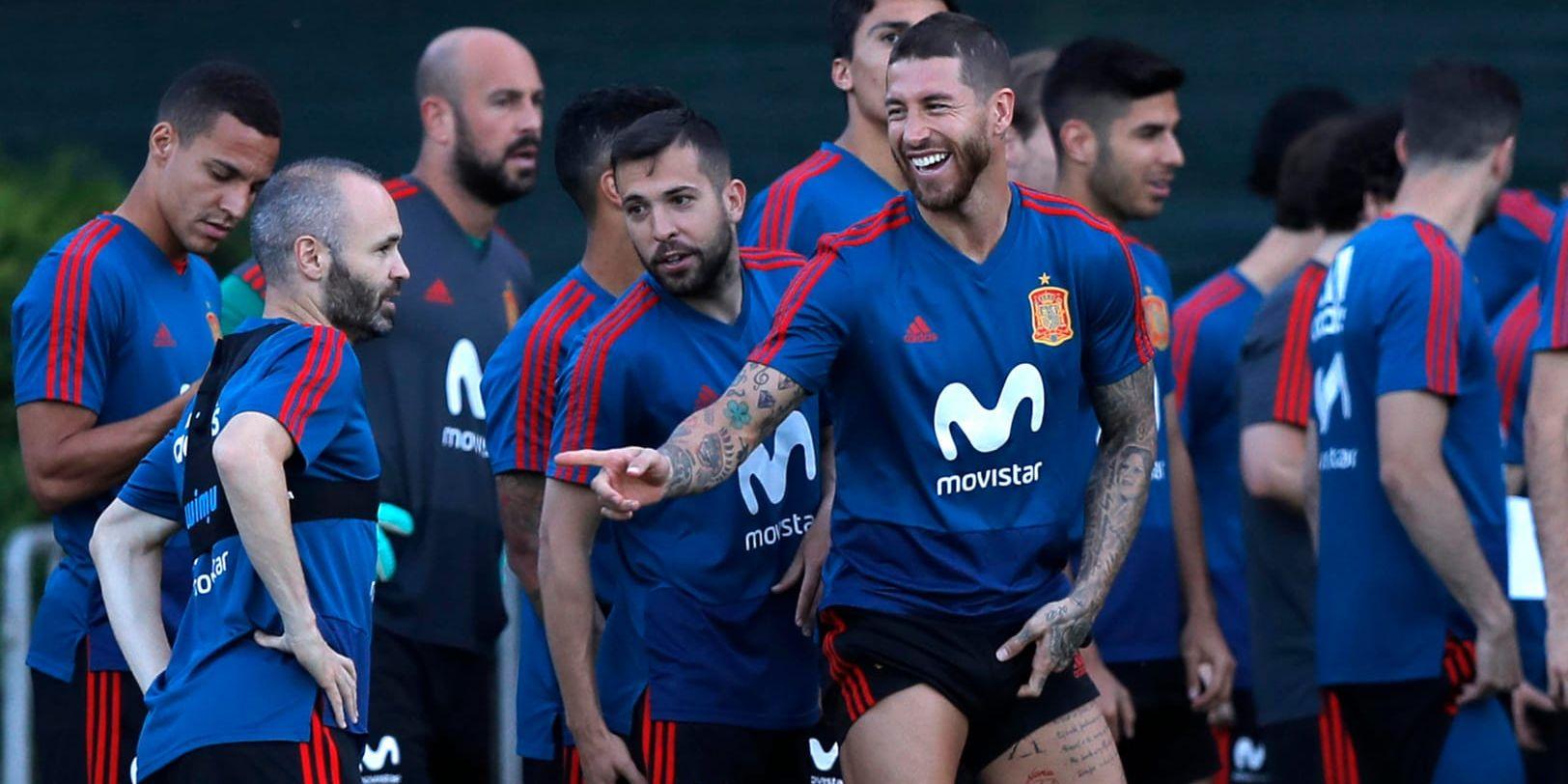 Sergio Ramos (till höger) skojar med Andrés Iniesta under uppladdningen inför VM-premiären.