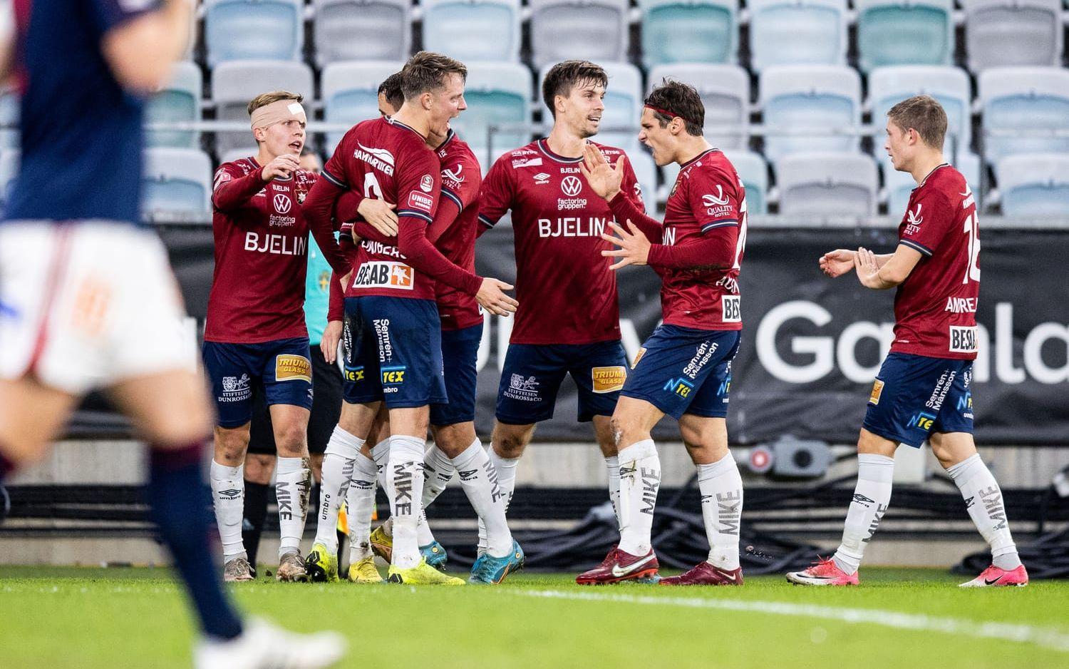 Vild glädje hos spelarna i Öis efter att Viktor Lundberg prickade in 1–0.