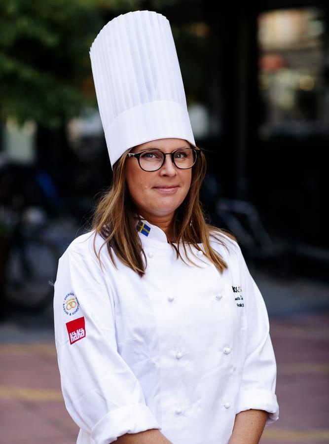 Liksom de andra finalisterna fick Jeanette en kockmössa, kläder med svenska flaggan och sitt namn broderat vid Stockholmsträffen inför finalen.