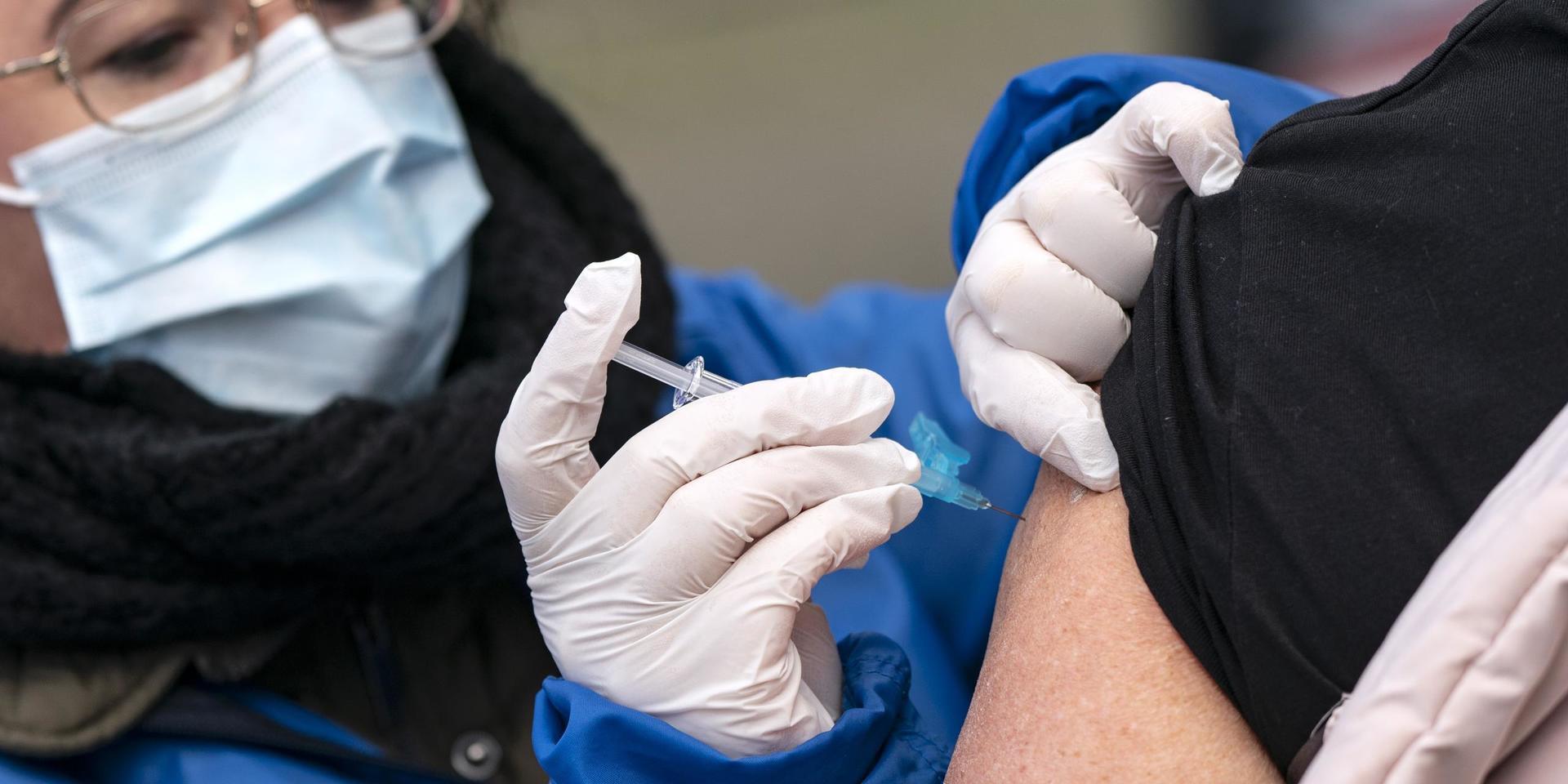 Tio miljoner vaccindoser mot det nya coronaviruset har säkrats via avtal till Sverige. På bilden vaccineras personen mot säsongsinfluensan.