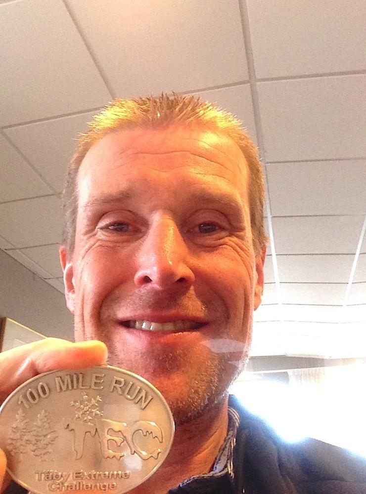 Medaljen som visar att Peter klarat ett lopp över 100 engelska miles (drygt 160 kilometer). 