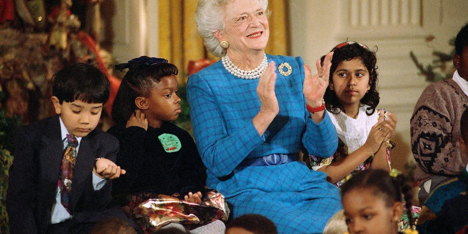 Barbara Bush vid en julfest i Vita huset tillsammans med skolbarn 1991.