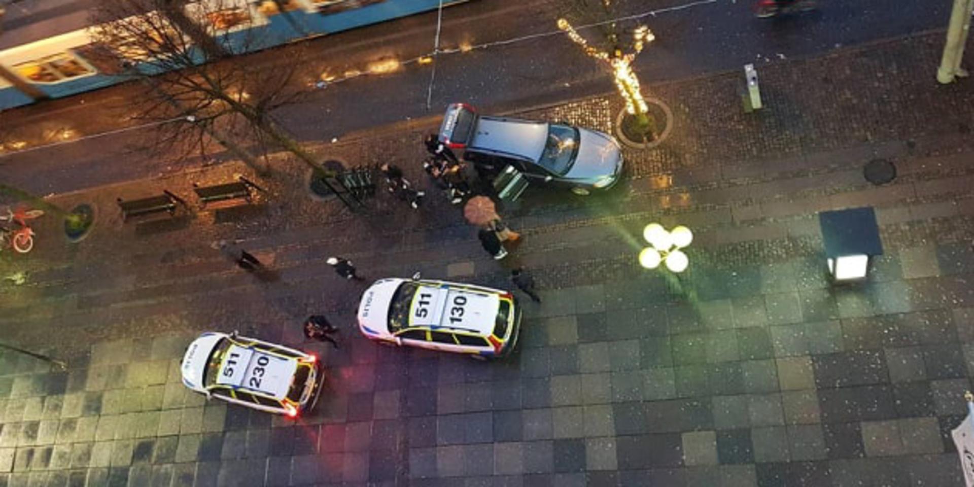En man i 25-årsåldern misstänks för knivskärningen, han greps i centrala Göteborg under tisdagseftermiddagen.