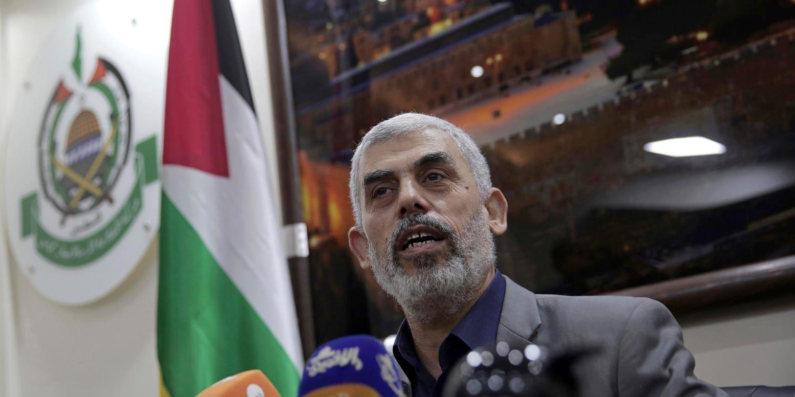 Hamasledaren Yahya Sinwar pratar med journalister på sitt kontor den 10 maj, med anledning av protesterna vid gränsen mot Israel.