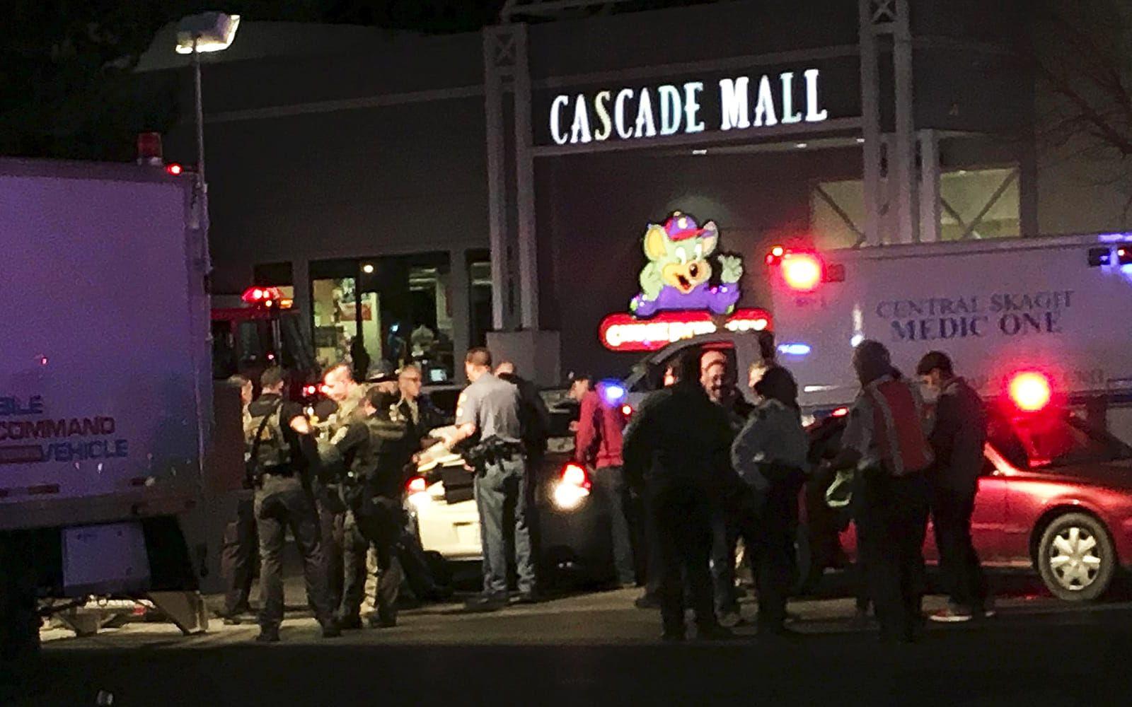 Polisen samlad utanför Cascade Mall, där minst fyra människor skjutits till döds fredagen den 23 september. Foto: Seattle Times/AP