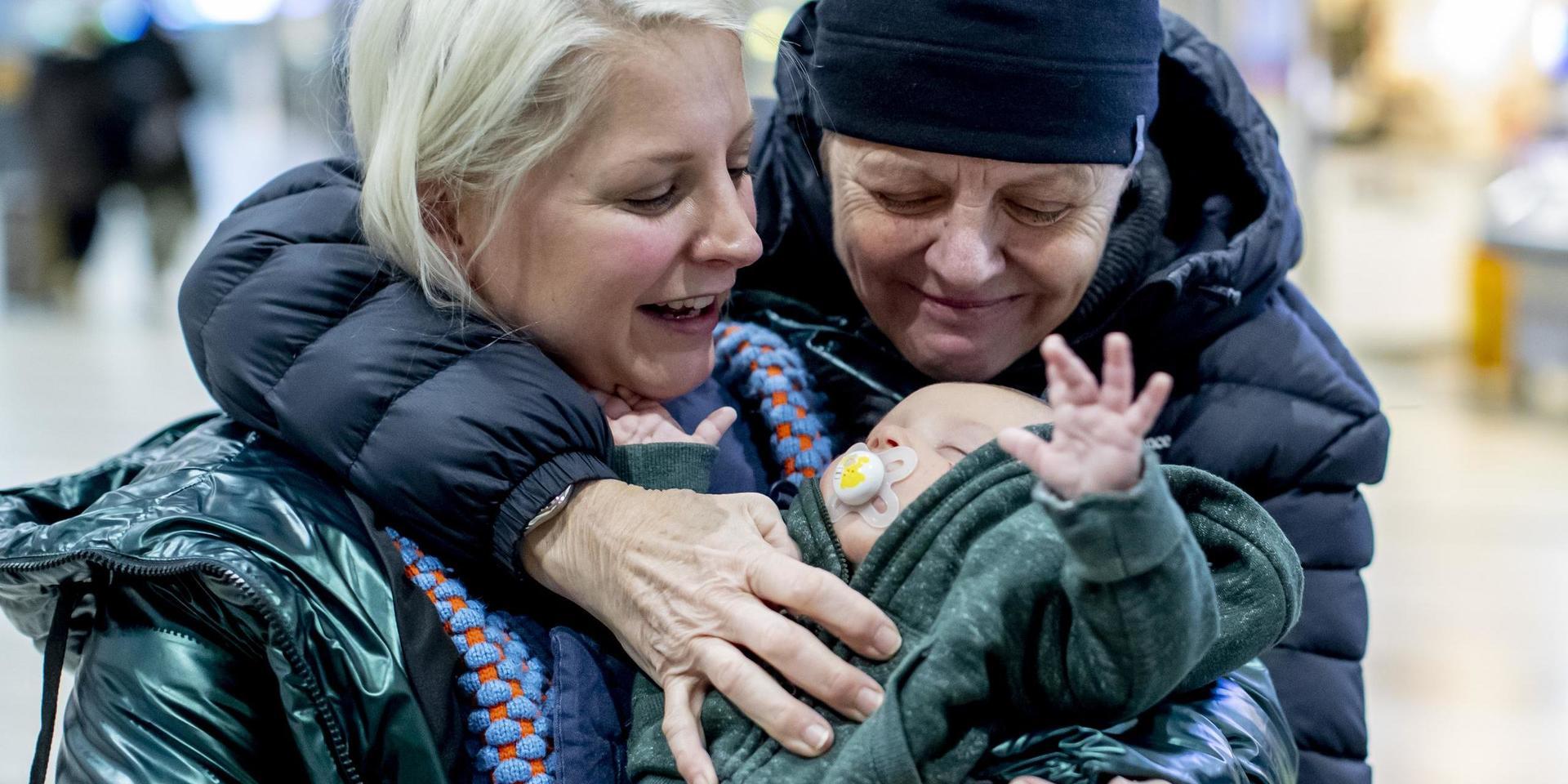 Amanda Thorell med sonen Caspian välkomnas av mormor Lotta Rapp i ankomsthallen på Landvetter flygplats utanför Göteborg. 'De får gärna stanna hur länge som helst', säger Lotta Rapp.