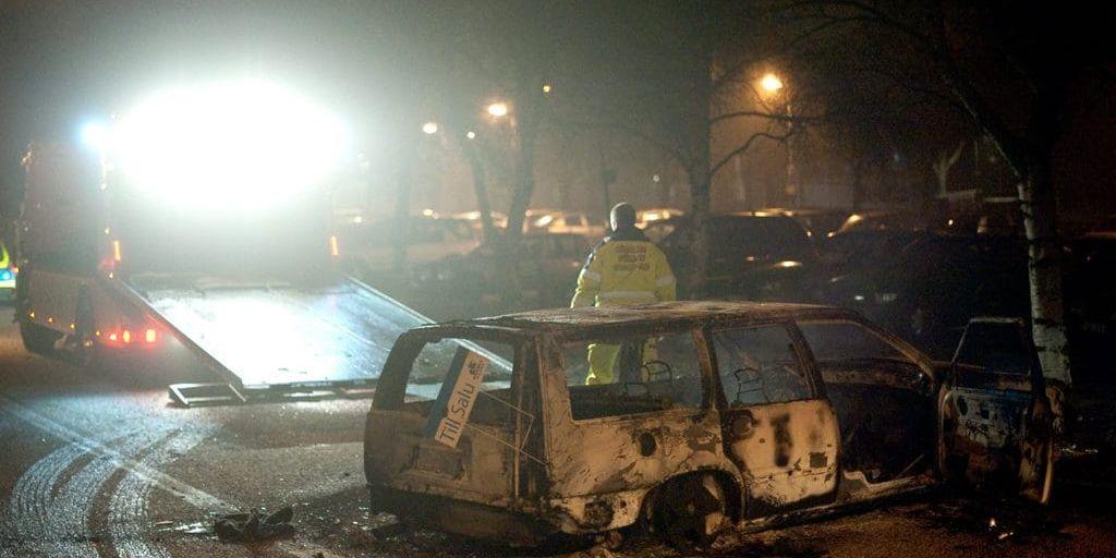 2011. En utbränd bil på Litteraturgatan i Backa.