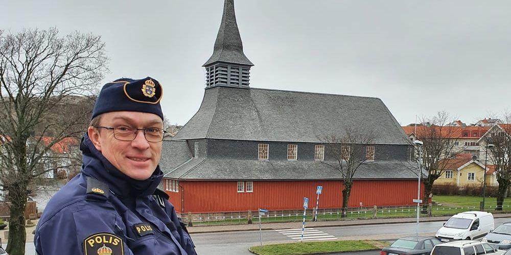 Här i Hunnebostrands kyrka har kyrkoherden Andreas Hernqvist i många år förkunnat förlåtelse och nåd. I den nya yrkesrollen som polis är det andra puckar med mer lag än evangelium som gäller.