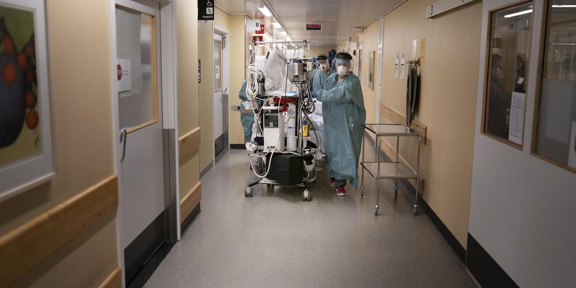 Personal sliter på en intensivvårdsavdelning under pandemin. Arkivbild.