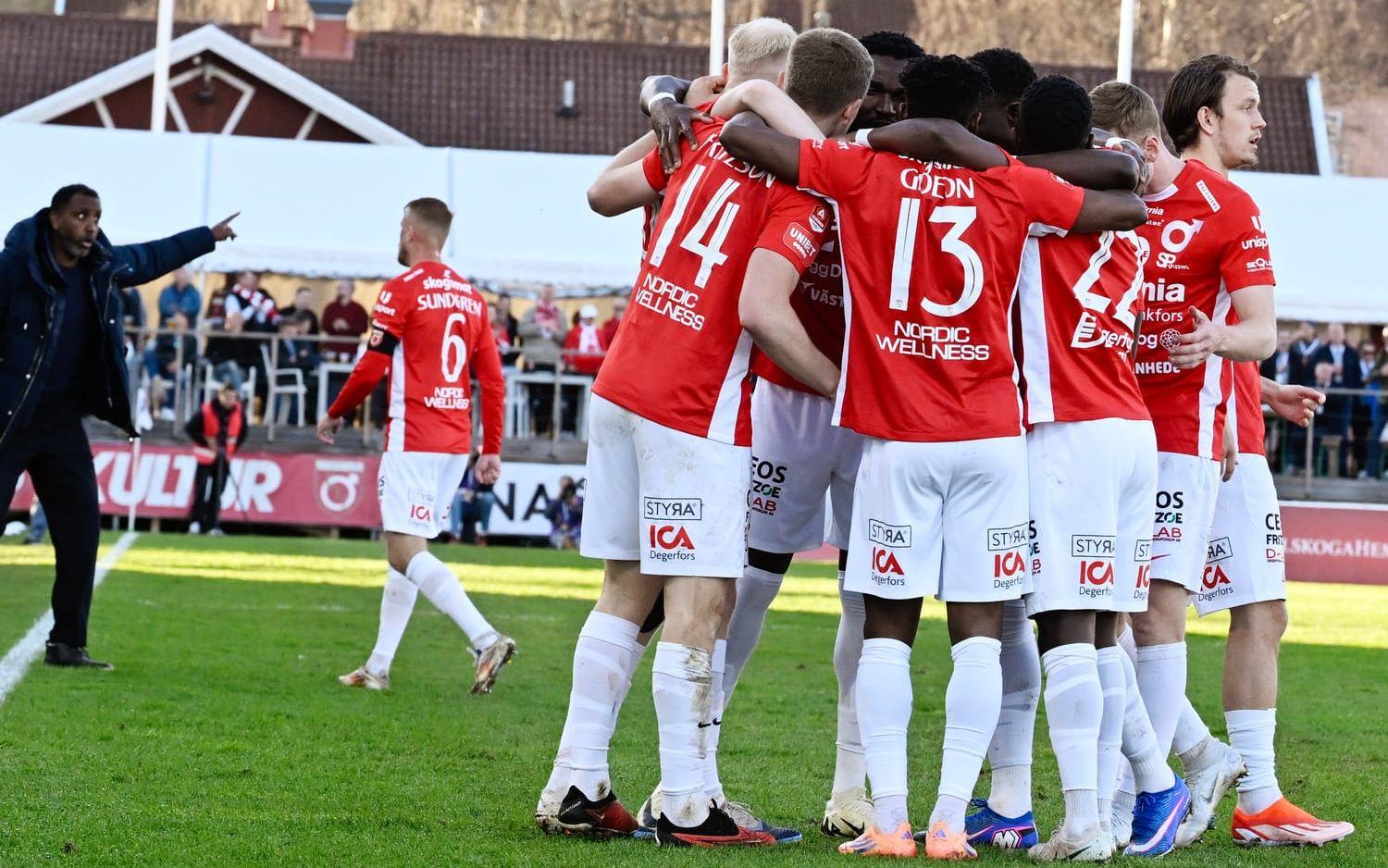 Degerfors jublar efter ett av målen mot AIK.