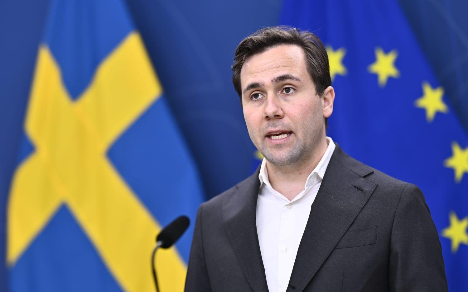 Biståndsminister Benjamin Dousa (M vid en pressträff om Sveriges humanitära stöd för 2026.