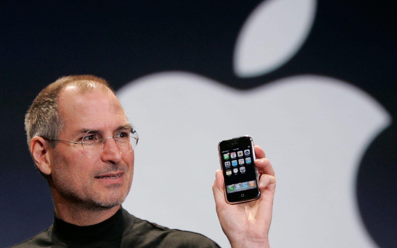 Steve Jobs visar upp den första Iphone-modellen 2007. Klicka vidare för att se alla Iphone-modeller som släpps.