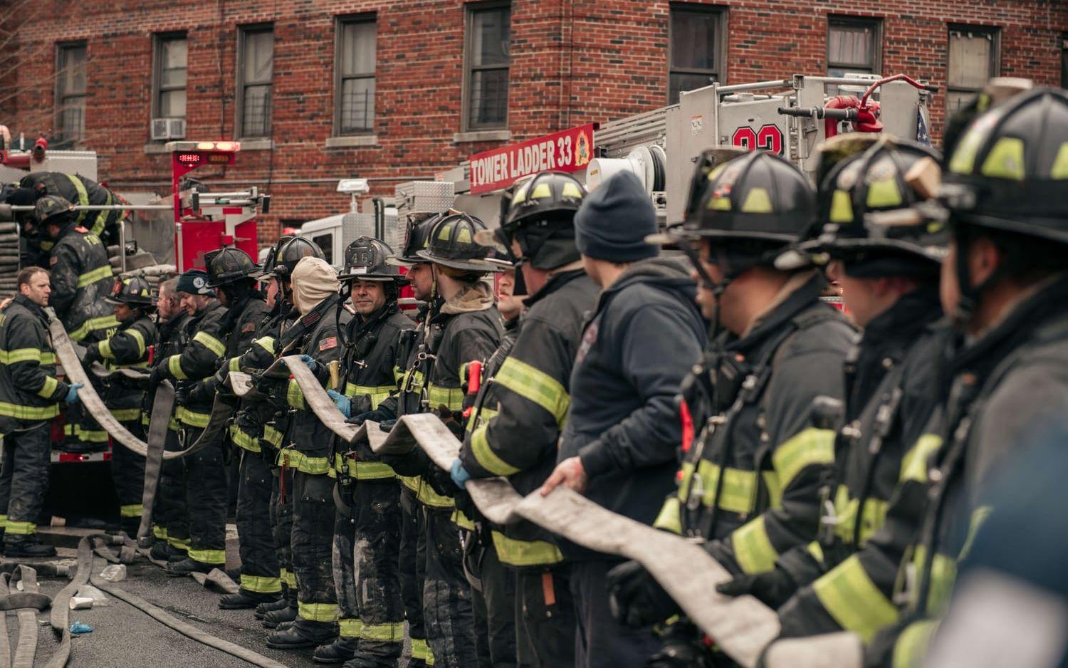 En brand bröt ut i ett hus i stadsdelen Bronx i New York under söndagen. 