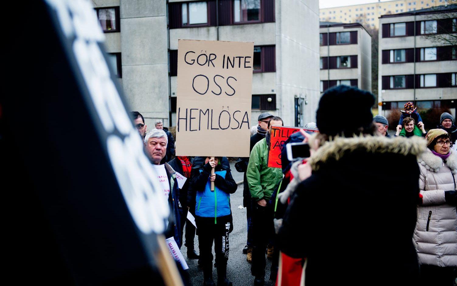 Ett 70-tal personer demonstrerade på Långströmsgatan under lördagen. Bild: Anna Svanberg