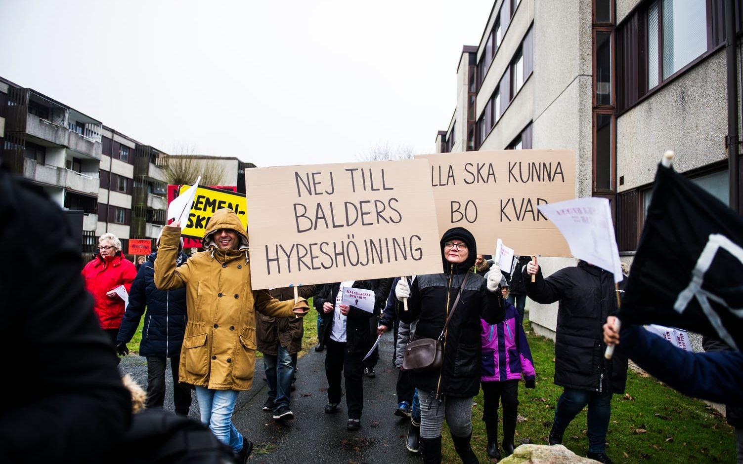 Ett 70-tal personer demonstrerade på Långströmsgatan under lördagen. Bild: Anna Svanberg