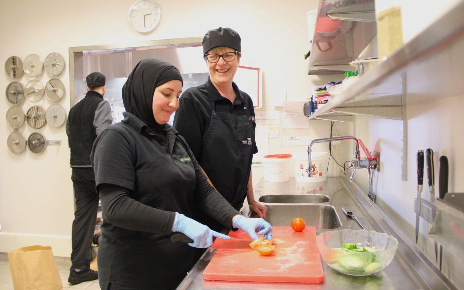 Handledaren Marie Westling tycker att det är bra med extra händer i verksamheten och säger att Raghdaa Hesso snabbt lärt sig arbetet och "köksspråket". Bild: Lisa Henricson