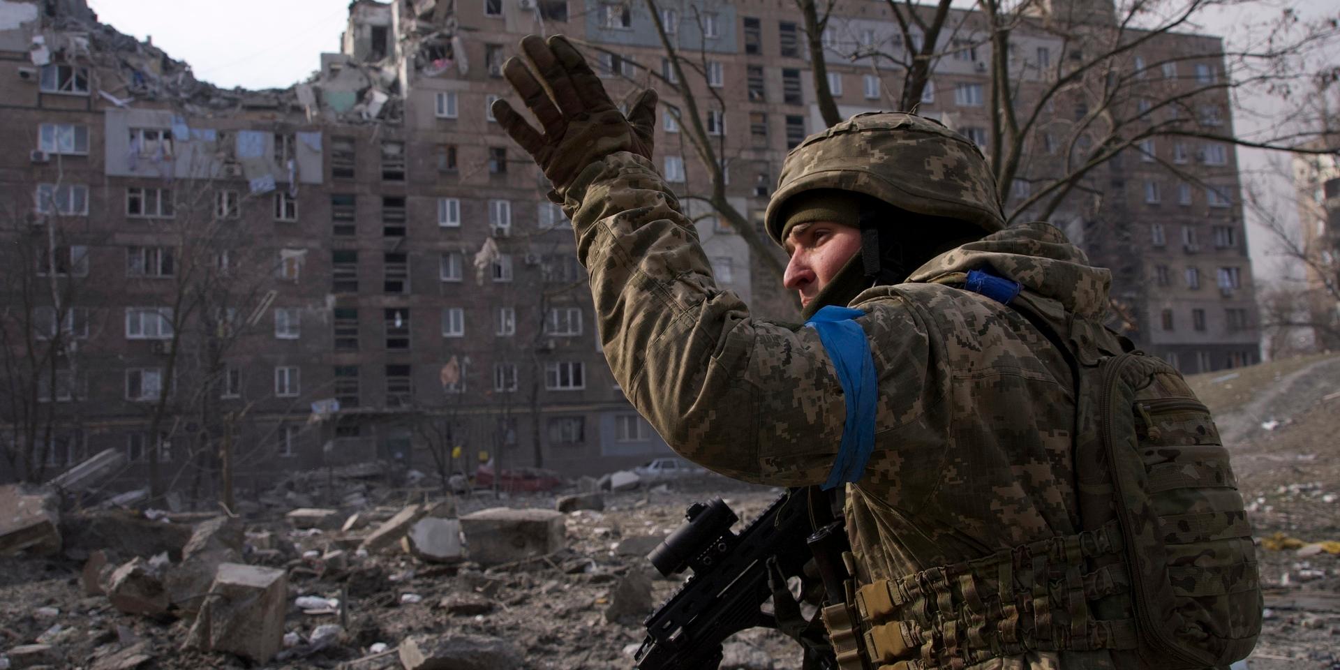 En ukrainsk militär i Mariupol under lördagen.