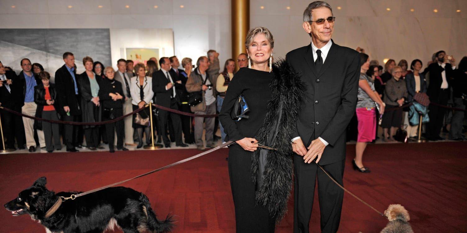 Skådespelaren Richard Belzer tillsammans med sin fru Harlee Belzer och deras två hundar. Arkivbild från 2008.