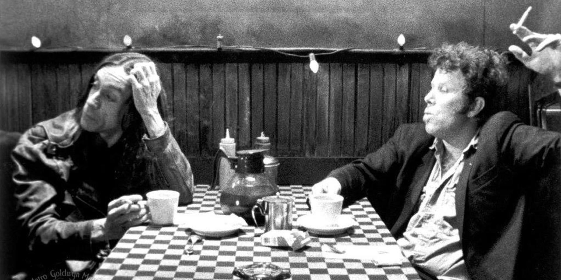 Iggy Pop och Tom Waits i en av Jim Jarmusch många filmer betitlade ”Coffee &amp; cigarettes”. Just den här bilden är från 2003.