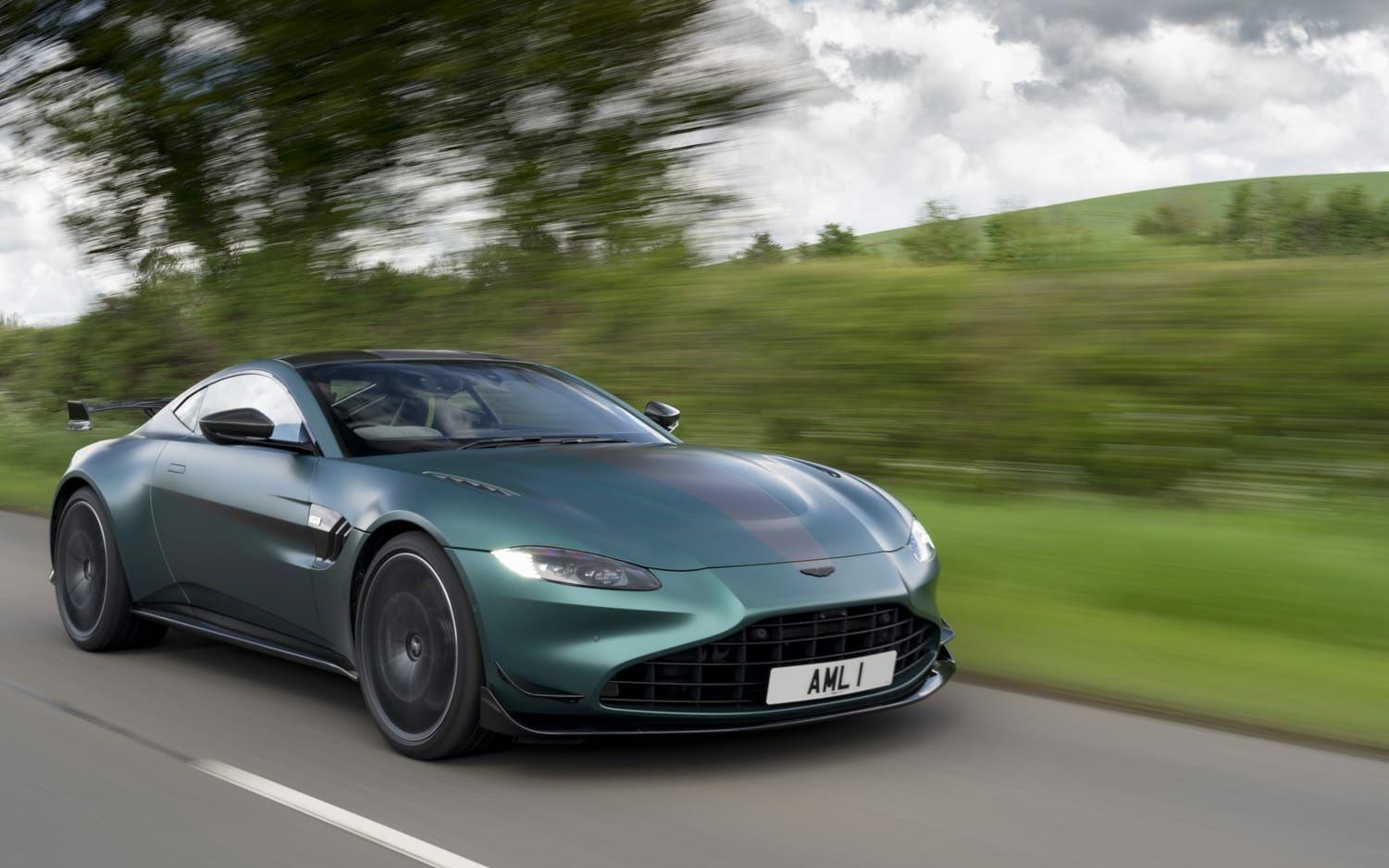 Geely har investerat i Aston Martin, som tillverkar lyxsportbilar –  här syns modellen Vantage F1 Edition.