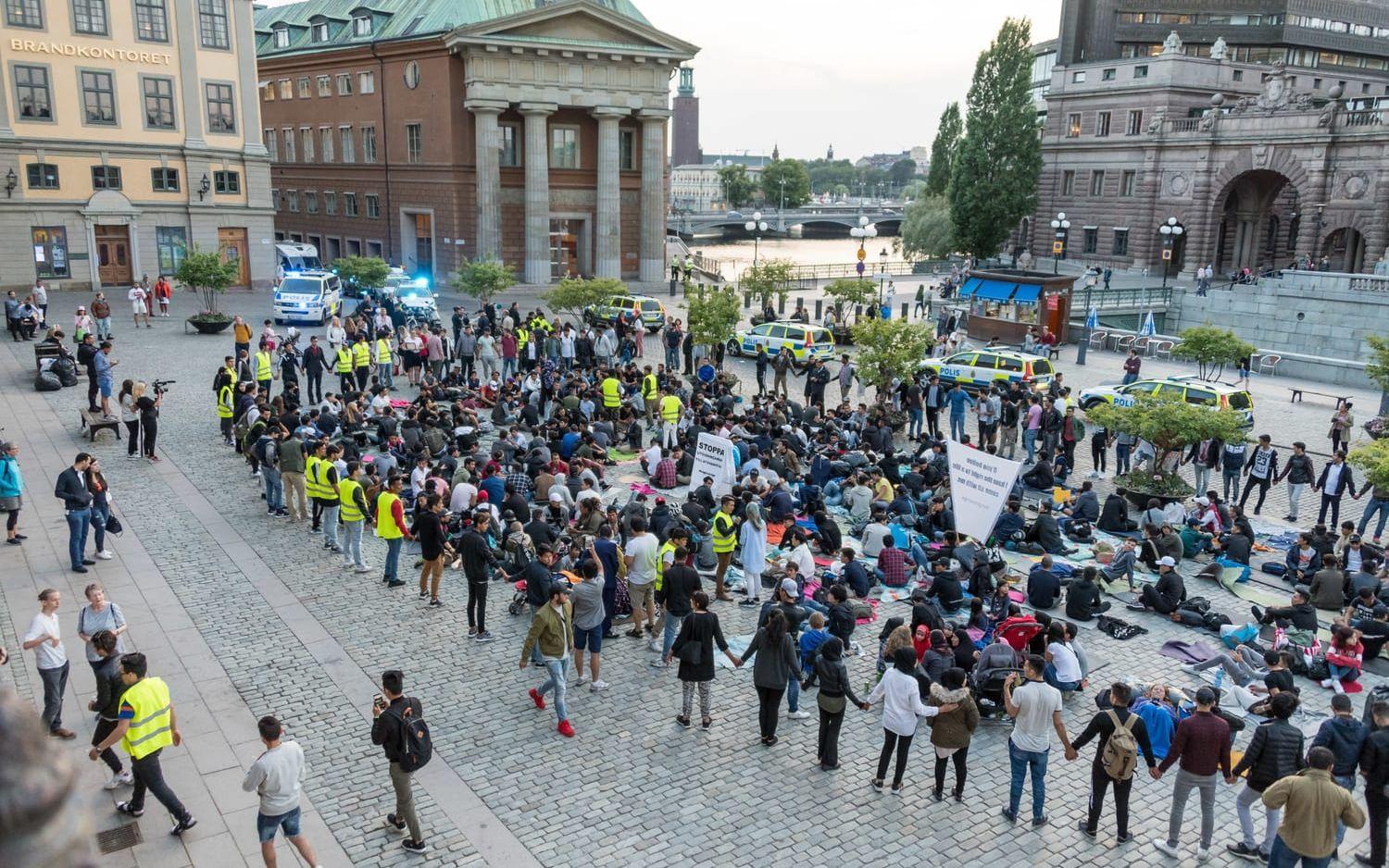 Ensamkommande ungdomar som demonstrerar på Mynttorget i Stockholm attackerades på tisdagskvällen. Minst tre personer skadades och en fördes till sjukhus. Bild: Pelle T Nilsson / Stella Pictures
