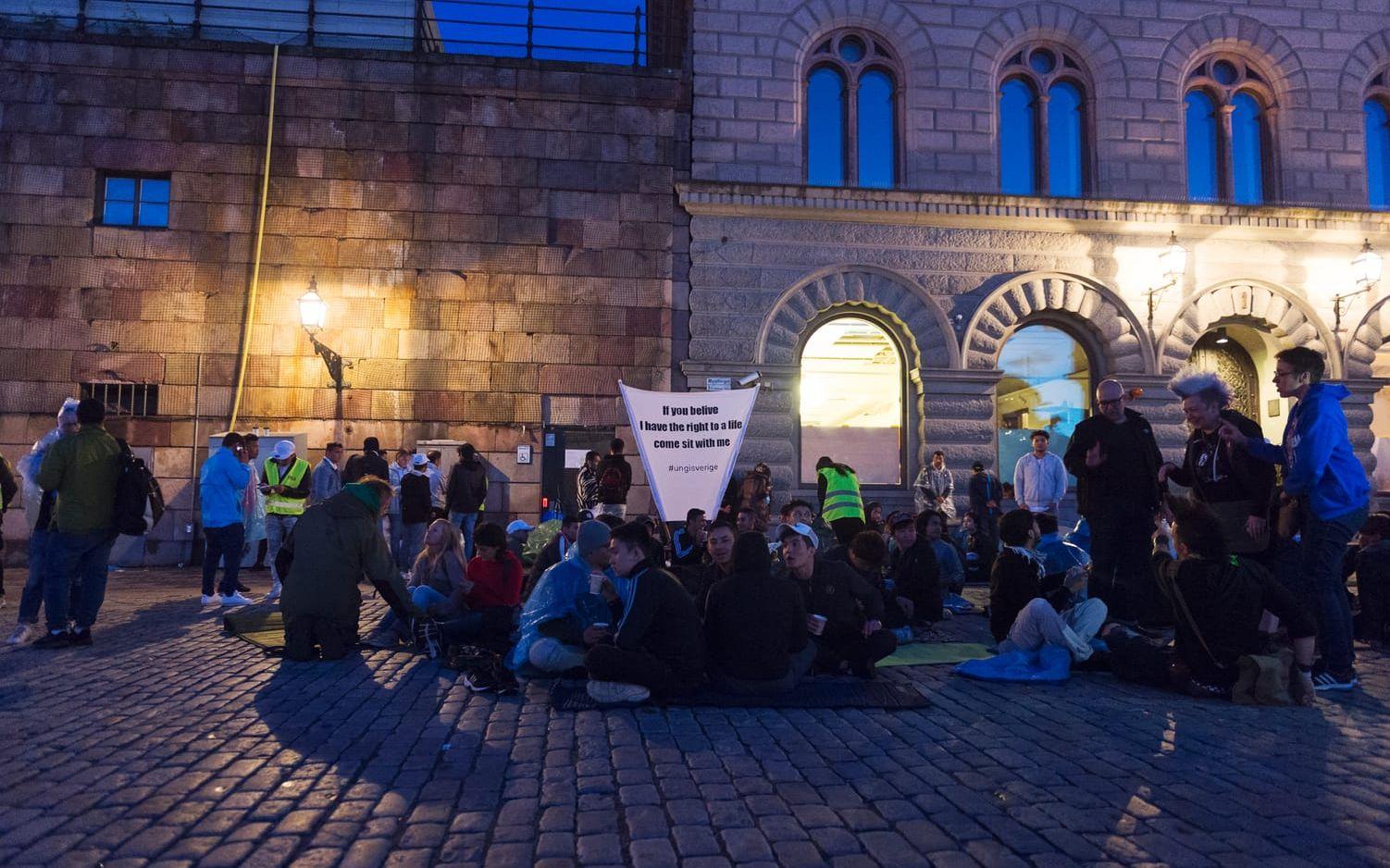 De afghanska ensamkommande ungdomarna har sittstrejkat sedan i söndags på Mynttorget intill riksdagshuset i Stockholm. Bild: Stina Stjernkvist
