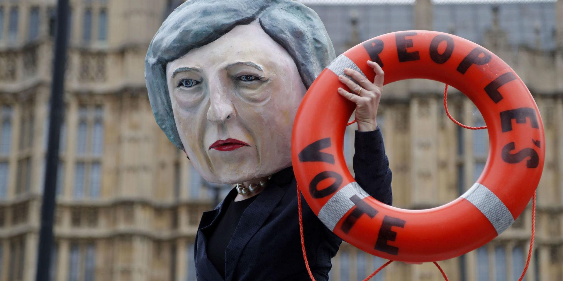 En aktivist bär Theresa May-mask utanför House of parliament i London, tisdag den 15:e januari inför den avgörande Brexitomröstningen. 