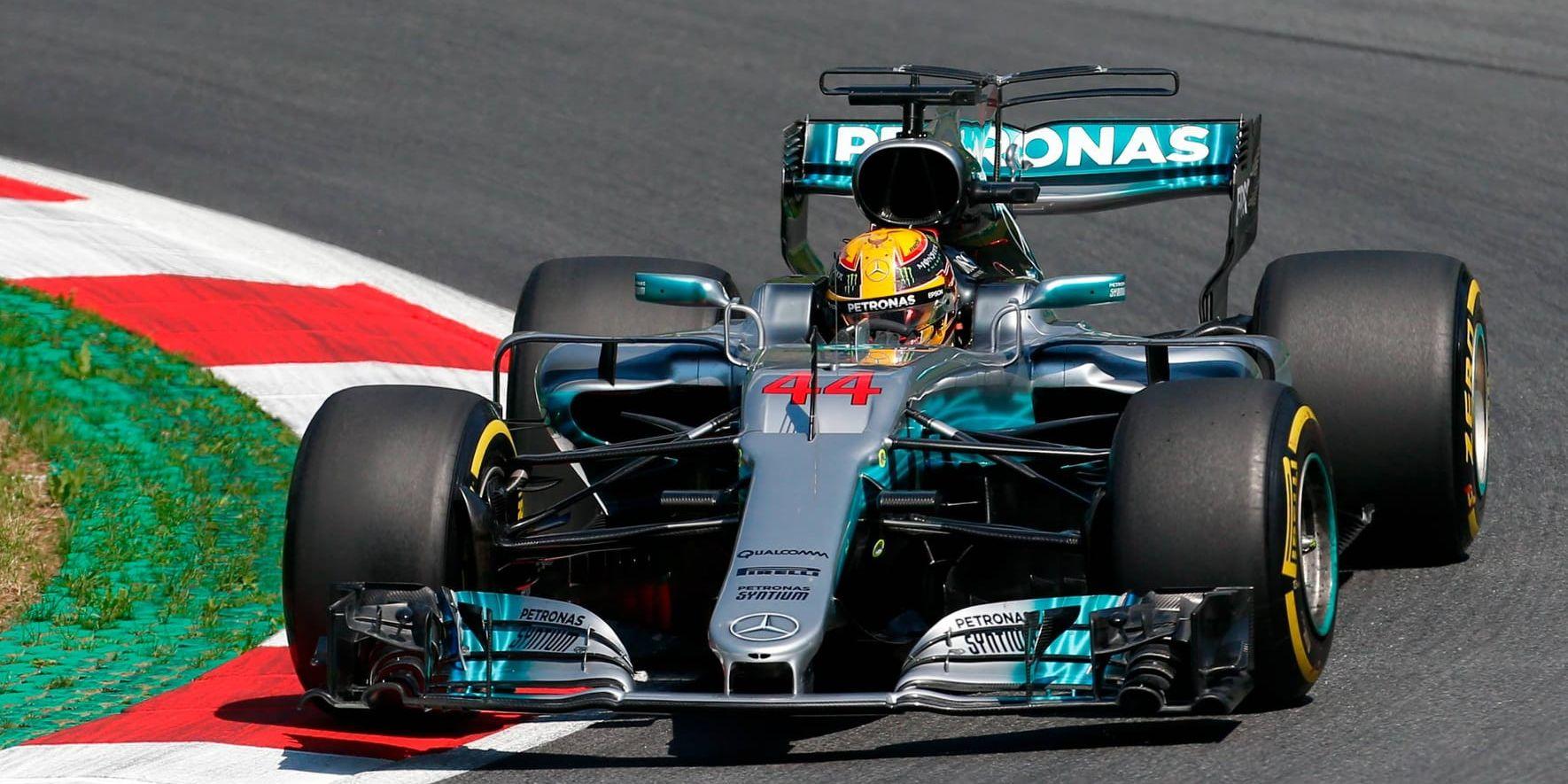 Mercedes-föraren Lewis Hamilton var snabbast under den första träningen i Österrike.