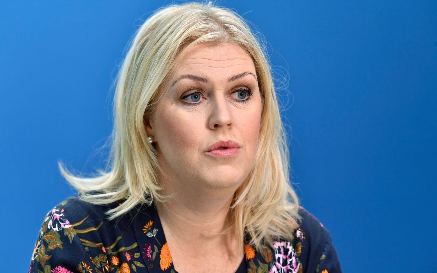 Socialminister Lena Hallengren (S) vill bjuda in till samtal efter uppgifterna om att vårdgivare låter patienter välja att få vård enbart av etniskt svenska läkare. Arkivbild.