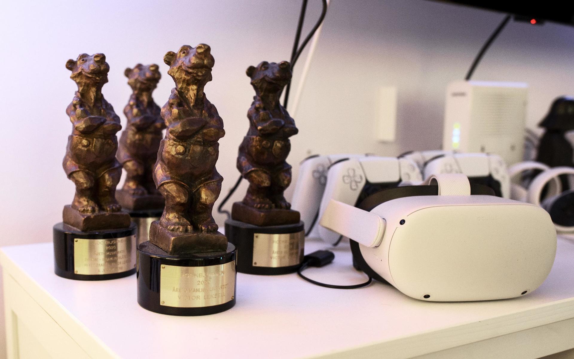 Bredvid Playstation-kontrollerna står fyra Rockbjörnar, där Leksell bland annat vann pris för årets manliga liveartist årets låt för ”Svag” 2020.