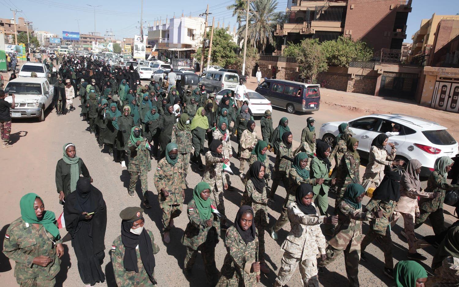 En parad organiserad av den sudanesiska armén i Omdurman. Bilden togs på nyårsafton, då landets självständighet från Storbritannien firades. 
