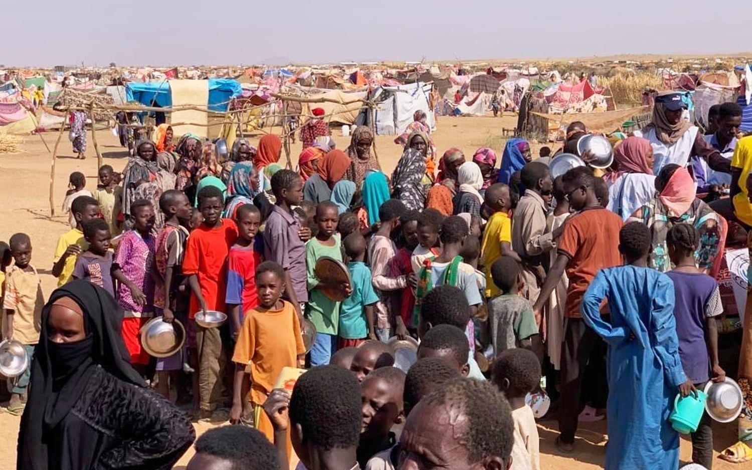 Familjer som flytt oasstaden al-Fashir i västra Sudan. Bilden togs i en flyktingläger i Tawila i Darfur i oktober.