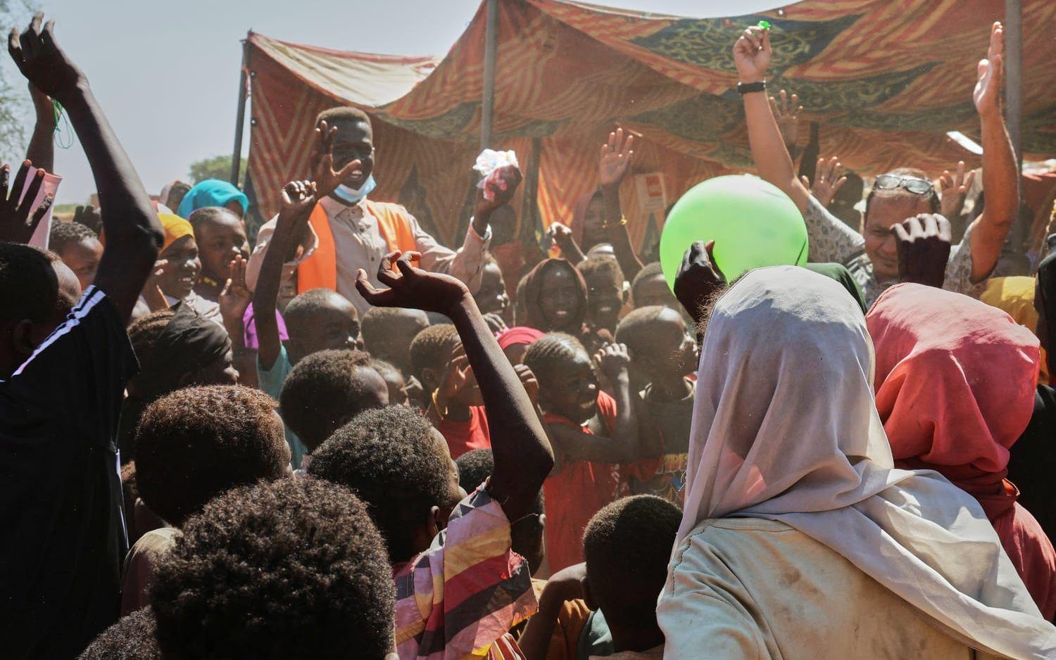 Barn som flytt oasstaden al-Fashir i västra Sudan i ett flyktingläger i Tawila i Darfur i november.