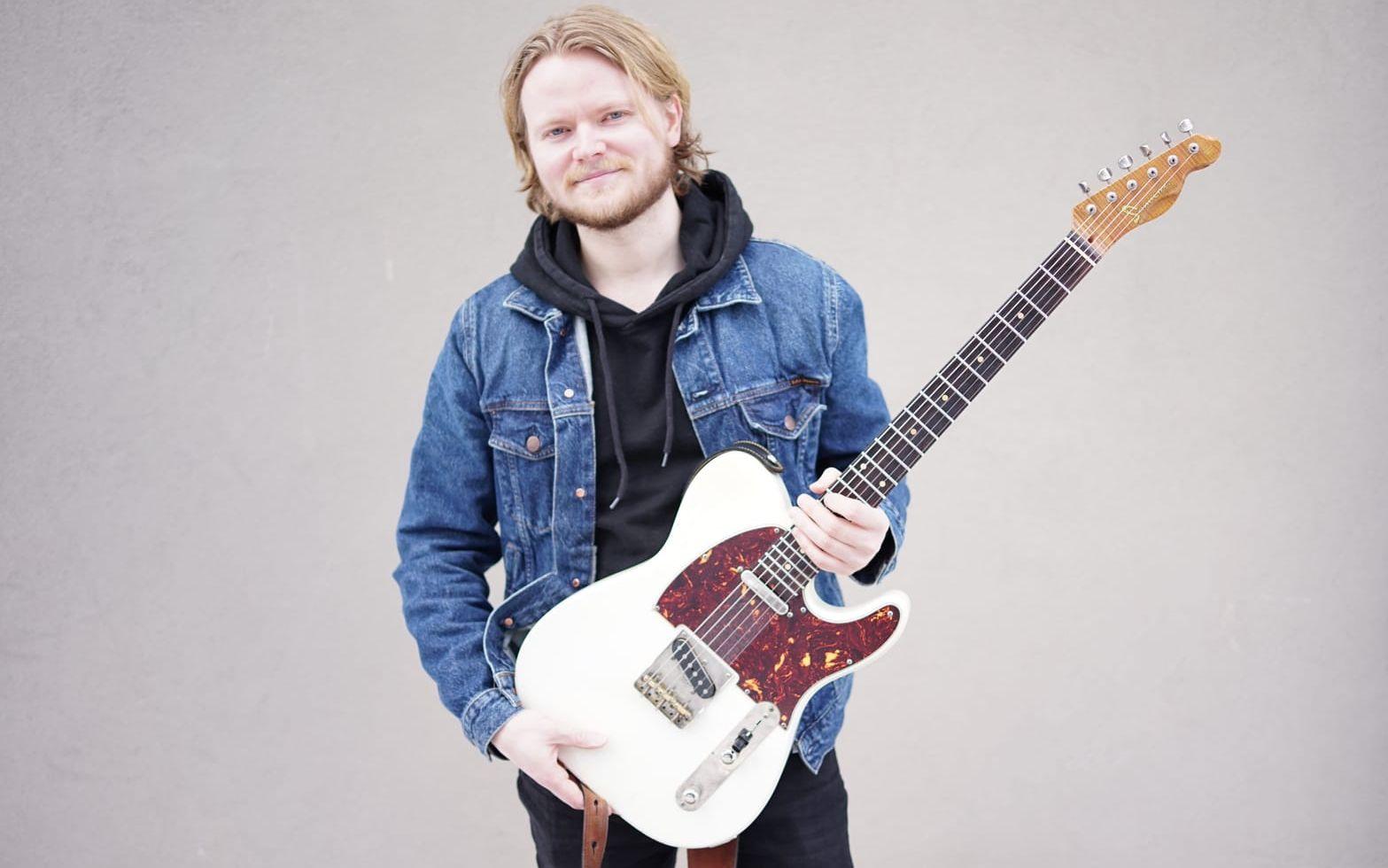 Erik Holmbom får Albin Hagströms stora stipendium. Pressbild.