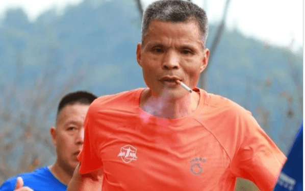Bang-Xian Chen kedjerökte sig genom ett helt maraton. Tiden? 3.28,45.