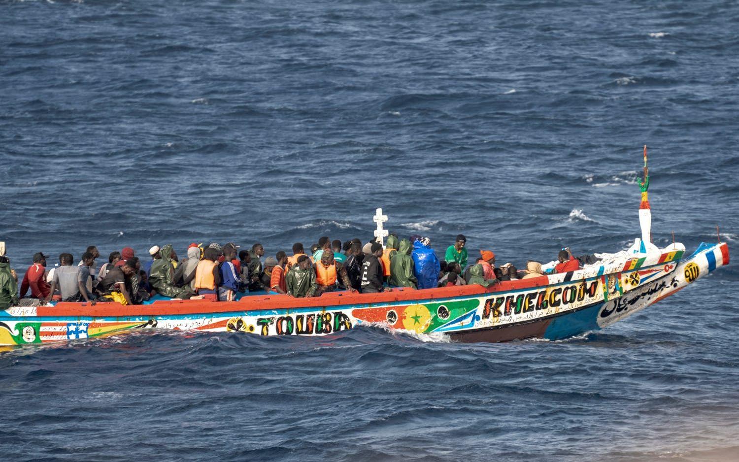 En flyktingbåt på väg till Kanarieön El Hierro i fjol somras. EU-kommissionen vill göra det lättare för EU-länder att skicka iväg asylsökande och migranter till länder utanför EU. Arkivbild.