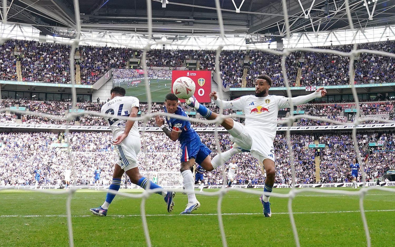 Chelseas Enzo Fernández nickar in matchens enda mål mot Leeds i semifinalen av FA-cupen.