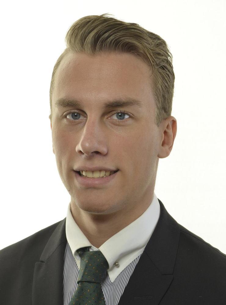Dennis Dioukarev (SD) kom in via mandat i Göteborgs valkrets, han har tidigare suttit på ett mandat i Jönköping.