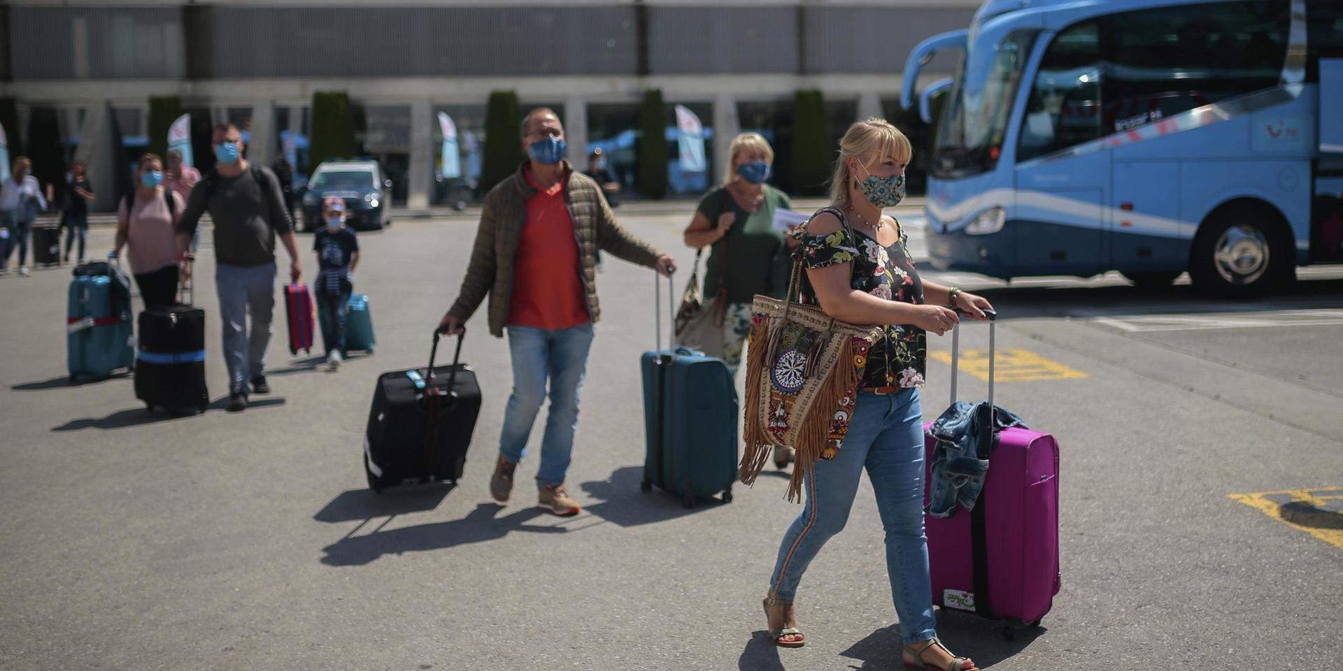 Turister anländer på flygplatsen i Palma, Mallorca i juni 2020. Spanien är ett av de länder som åter öppnat för turister och som är ett av de tio länder som även svenska utrikesdepartementet från och med den 30 juni inte längre avråder från resor till.