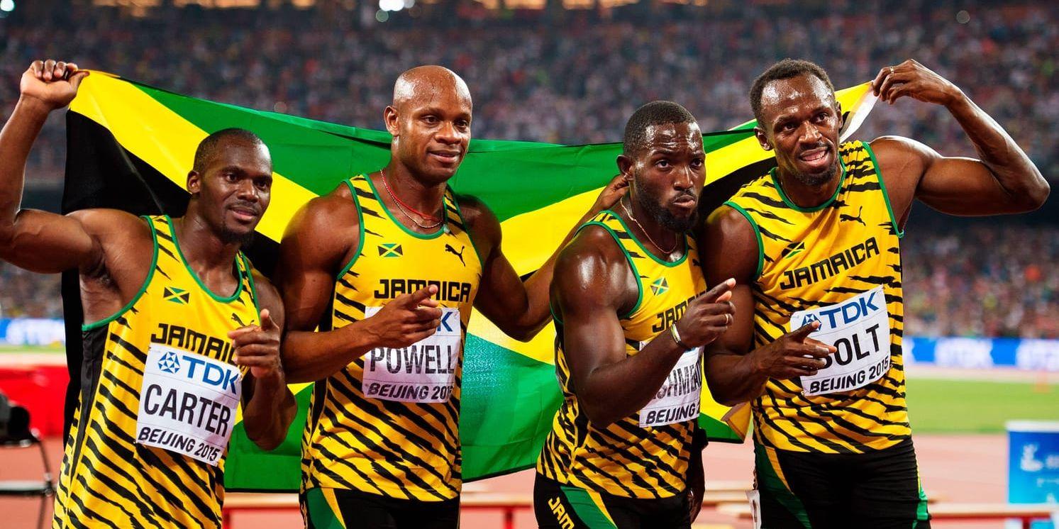 Jamaicalöparna (Carter till vänster) jublar efter att ha vunnit stafetten på 4x100 under friidrotts-VM 2015 i Peking.